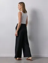 Pantalón negro de pierna ancha, marca Ninety. Con pretina ancha y elastizada.