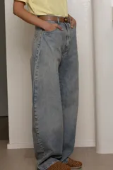 Pantalón jean celeste de tiro alto y corte amplio tipo "barrel leg".