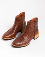 Botas cortas de cuero color marrón, con cierre lateral y taco de madera.