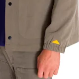 Chaqueta negra de twill de algodón con cierre frontal a presión, bolsillos superiores en el pecho y en la parte inferior, puños elásticos, forro con logo de Caterpillar y bolsillo interior en el pecho.