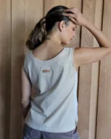 Musculosa blanca con cuello en V y costuras a contratono.