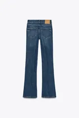 Jeans de tiro medio con cintura con trabillas, cinco bolsillos y corte bootcut.