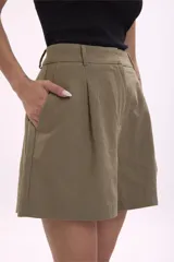 Short negro de vestir con bolsillos laterales y cintura alta.