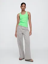 Musculosa ajustada al cuerpo, color negro, con escote redondo y tirantes anchos. Presenta textura acanalada (rib).