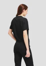 Remera negra de algodón con estampado de un corazón rojo con rosas amarillas y texto en estilo tatuaje old school.