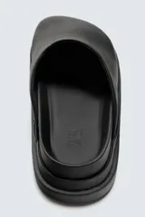Zueco negro con capellada cerrada y suela track de goma.