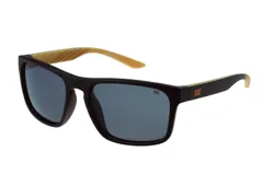 Lentes de sol para hombre marca CAT, modelo CTS 8017. Presentan un armazón rectangular de color negro y cristales oscuros. Las patillas cuentan con el logo de la marca en amarillo y un acabado texturizado en su interior.