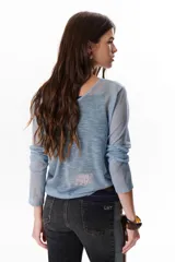 Sweater beige de tejido de punto calado, con mangas largas y cuello redondo. Confeccionado en viscosa y poliéster.