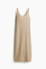 Vestido midi color beige de punto acanalado, con breteles finos, escote en U en delantero y espalda, corte ajustado y tajo trasero.