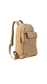 Mochila color beige de tela impermeable con bolsillo grande frontal con broche, asas ajustables y faja para carry on.