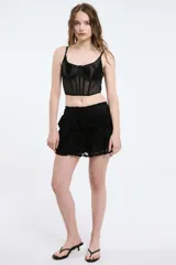 Bustier burdeos con copas de terciopelo y cuerpo de malla transparente con varillas verticales. Breteles finos regulables.