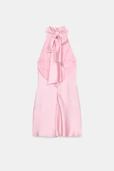 Vestido corto blanco de satén con cuello halter y espalda descubierta.