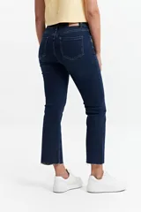 Jean de corte recto, tiro medio, color azul oscuro.