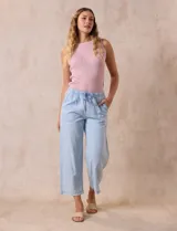 Pantalón blanco liso marca Dash, con pretina trasera elastizada y bolsillos delanteros y traseros. Corte cropped.
