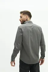Camisa de manga larga color beige, de corte clásico y fit regular.