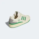 Championes Adidas Forum Low CL color crema con detalles en verde y gris.