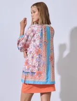 Blusa de gasa estampada de flores, con cuello redondo y apertura central con botones, de mangas ¾ y puños elastizados.