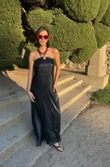 Vestido largo azul con estampado abstracto, escote halter y espalda descubierta.