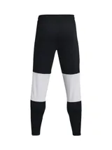 Pantalón deportivo Under Armour Challenger de hombre, color gris con detalles en naranja y logo de la marca en blanco.