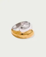 Anillo de acero quirúrgico hipoalergénico con baño en oro de 18K. Diseño con forma irregular en dos tonos: dorado y plateado.