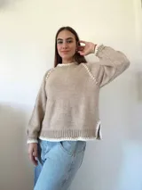 Sweater tejido a mano con lana color marrón. Tiene terminaciones en crochet con hilo de seda color negro. Silueta recta, cuello a la base y mangas ranglan baloon.