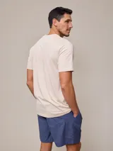 Remera azul marino de algodón con cuello redondo y logo bordado en el pecho.