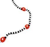 Collar con cuentas de colores en rojo, negro y blanco, con diseño floral.