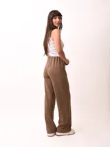 Pantalón palazzo marrón de corte ancho con cintura elástica.