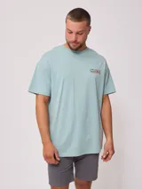 Remera de hombre color crudo con estampado en el frente y la espalda.