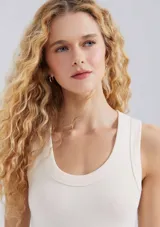 Musculosa negra de tela acanalada, con escote redondo pronunciado (cuello U) y corte ajustado al cuerpo.