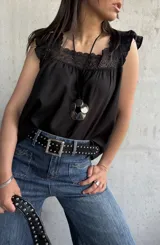 Musculosa negra con escote cuadrado con encaje y volados en los hombros.