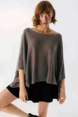 Blusa beige de tejido brillante, con cuello bote y mangas murciélago.