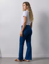 Jegging azul oscuro marca Zac & Rachel con pretina elastizada, bolsillos delanteros y traseros, y terminación bootcut.