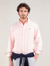 Camisa celeste de algodón con cuello abotonado, manga larga con puños abotonados y logo bordado en el pecho. Corte regular fit y teñido garment dyed para un acabado vintage.