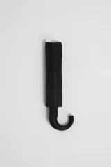 Paraguas plegable color negro con borde beige.