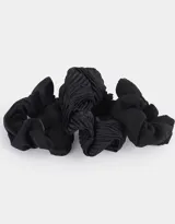Set de tres gomitas de pelo negras con textura.