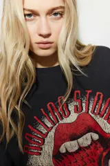 Remera negra de algodón de corte amplio con estampado del logo de la banda The Rolling Stones y la leyenda "Tour 1994".