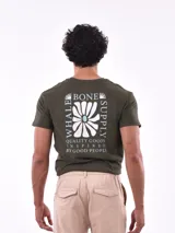 Remera verde militar de corte regular con estampado de flor celeste en el pecho.