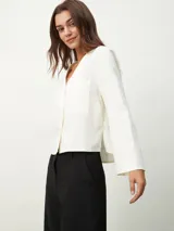 Camisa blanca de mangas largas y corte holgado.