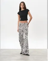 Pantalón de jean con estampado de cebra en tonos grises y blancos, de corte recto y tiro alto.