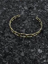 Pulsera dorada rígida con eslabones ovalados.