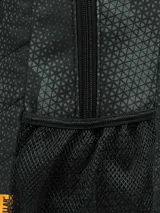 Mochila azul con estampado geométrico, logo de la marca en el frente, tirantes ajustables de malla elástica, bolsillo portaobjetos y ranuras para bolígrafos en el compartimento principal, compartimento trasero con bolsillo acolchado para portátil y cierre de cremallera.