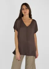 Blusa marrón de viscosa con escote en V y mangas cortas.