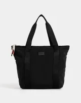 Bolso negro tipo shopper de tela deportiva con doble asa de hombro, cierre superior con tirador de cordón y goma, y etiqueta de goma con logo.
