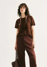 Blusa de manga corta color marrón.