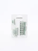 Set de tres pinzas para el pelo de plástico color celeste, con diferentes diseños: una pinza tipo pico de pato, una pinza con forma de flor y una pinza rectangular con dientes.