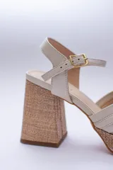 Sandalias de plataforma de 9 cm color fucsia metalizado, con tiras cruzadas y pulsera con hebilla para un calce perfecto.