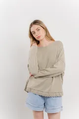 Remera verde lima de corte holgado con cuello redondo y mangas largas.