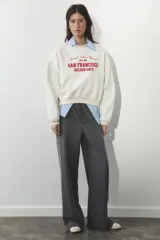 Sudadera azul marino de cuello redondo y manga larga con estampado frontal que dice "New South Wales Sydney 1985 Bondi Beach" en color blanco.