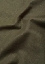 Pantalón largo de tejido mezcla de algodón, color verde militar, de corte recto y tiro alto con cintura elástica.